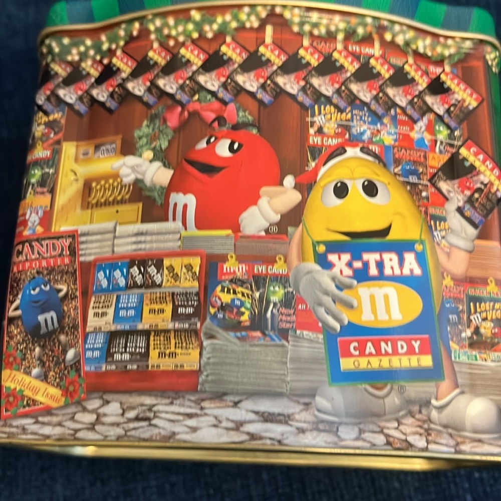 Two Limited Edition Vintage M&Mโs Christmas Tins - Picture 13 of 16